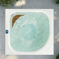 The Eye Outdoor Whirlpool mit Wasser gefüllt