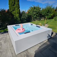 Incredibile Outdoor Whirlpool im Garten mit Wasser