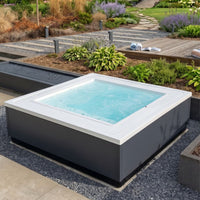 Infinitas the one whirlpool seitenansicht im garten