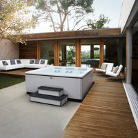 Stil 7 Outdoor Whirlpool Bullfrog auf Terrasse