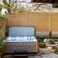 Stil 7 Outdoor Whirlpool Bullfrog im Garten