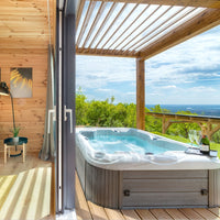 Wellis Firenze Outdoor Whirlpool mit Wasser