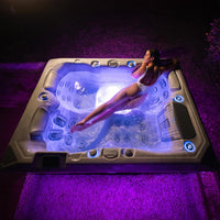 Wellis Teide Whirlpool Outdoor mit Wasser gefüllt