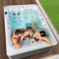 Wellis Teide Whirlpool Outdoor Familie im Pool